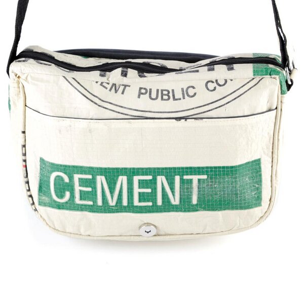 Upcycling Deluxe Messenger BagUp Small aus Zementsack Avocadostore