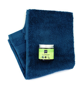 Wohlfühl & Körperpflege Geschenk-Set mit Olivenöl-Handcreme und einem kleinen Handtuch - El Puente