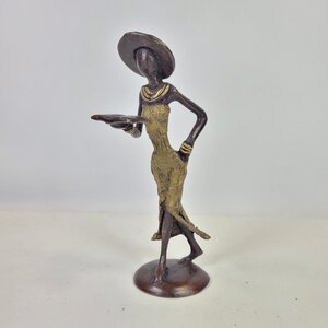 Bronze-Skulptur "Femme avec livre et chapeau" by Soré | verschiedene Größen und Farben - Moogoo Creative Africa