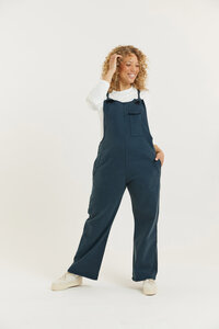 Tencel-Baumwoll Latzhose Relaxed Fit Modell: Lou Barker - Flax and Loom