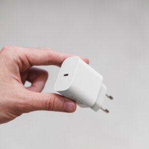 Fast Charger (GaN) 45 Watt USB-C Adapter für EU Anschluss, schnelles Aufladen für iPhone und 3in1 Magsafe & Apple Watch Charger - Woodcessories