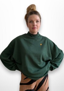 oversized Sweatshirt Turtleneck mit einem Herz auf der Brust - noemvri fashion label