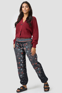 Warme Loungewear Haremshose für Damen aus Bio-Baumwolle mit Pfauenaugenmuster - paigh