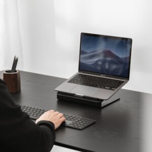 Premium Laptop Ständer aus Holz für 10-16 Zoll - Walnuss/Eiche - Woodcessories