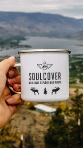 Emaille Outdoor Tasse „STAY WILD“ - Trinkbecher weiß mit Druck - Soulcover