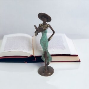 Bronze-Skulptur "Femme avec livre et chapeau" by Soré | verschiedene Größen und Farben - Moogoo Creative Africa