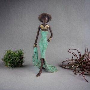 Bronze-Skulptur "Femme élégante avec chapeau" by Soré - Moogoo Creative Africa