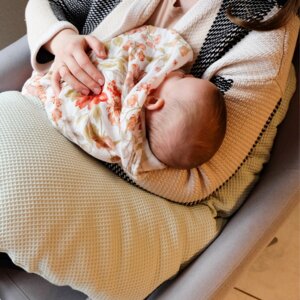 Baby Bio kleines Stillkissen "Juni" mit kbA Dinkelspelzen Füllung und kbA Baumwolle Bezug - Ella Lieb