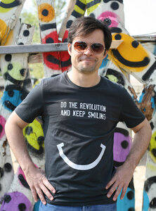 DO THE REVOLUTION AND KEEP SMILING - Männer T-Shirt - Lena Schokolade