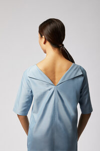 Kleid mit Rückenausschnitt aus Tencel - Hellblau - LUXAA